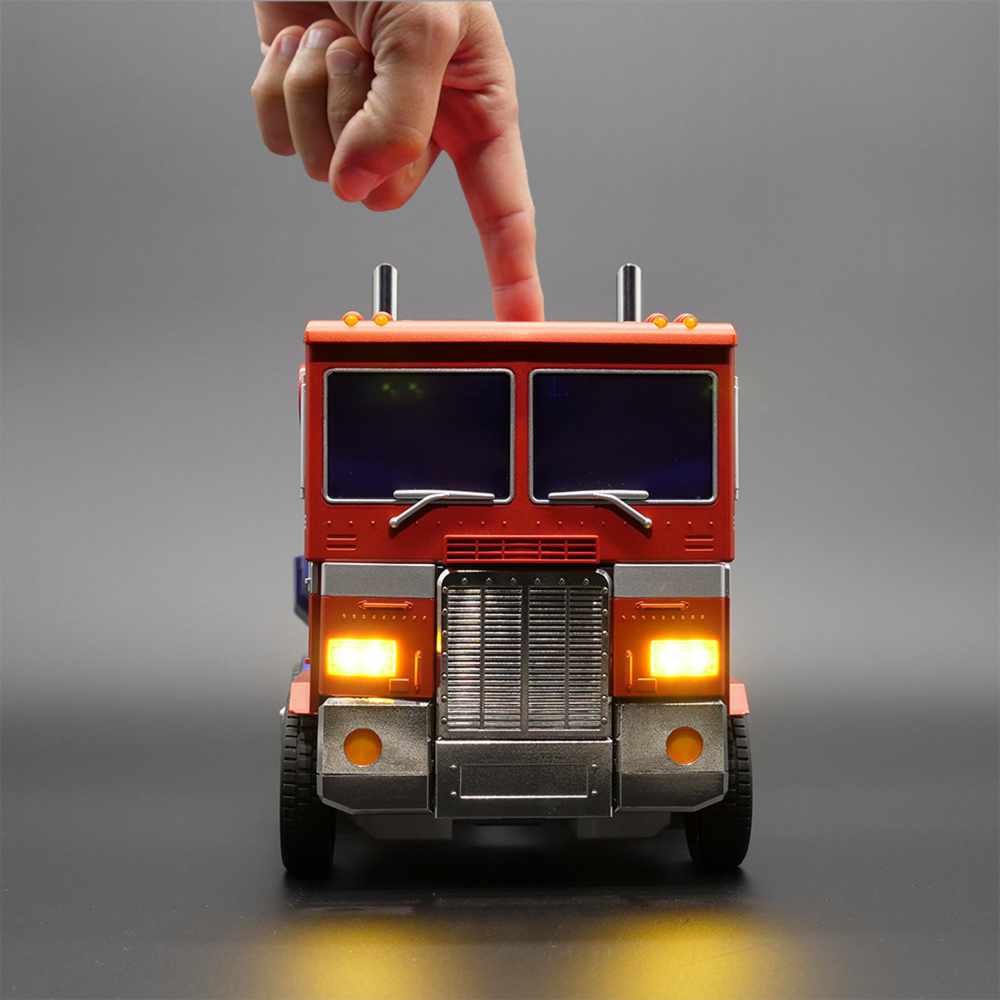 Transformers Figur Optimus Prime als automatisch umwandelnder und programmierbarer Roboter von Hasbro gezeigt