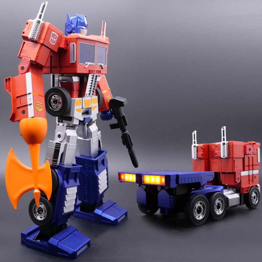 Transformers Figur Optimus Prime als automatisch umwandelnder und programmierbarer Roboter von Hasbro gezeigt