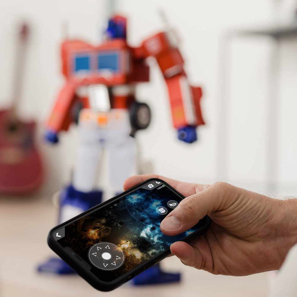 Transformers Figur Optimus Prime als automatisch umwandelnder und programmierbarer Roboter von Hasbro gezeigt