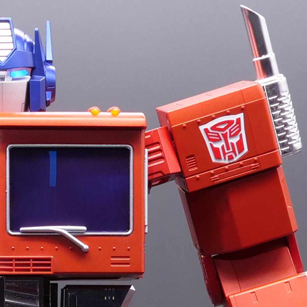 Transformers Figur Optimus Prime als automatisch umwandelnder und programmierbarer Roboter von Hasbro gezeigt