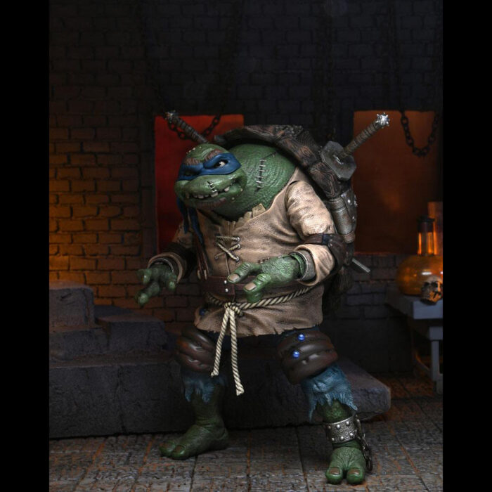 Leonardo as the Hunchback Teenage Mutant Ninja Turtles (TMNT) Ultimate Figur von NECA aus der Universal Monsters Reihe